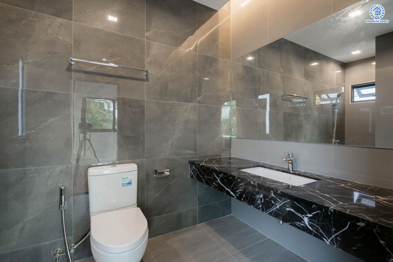 บ้านมือสองตกแต่งใหม่ โครงการ กฤษดานคร20 ปิ่นเกล้า-บรมราชชนนี บ้านหลังมุม ติดทะเลสาบ บนเนื้อที่กว้างมากถึง 238 ตร.ว. ตกแต่งด้วยวัสดุเกรดพรีเมี่ยม ฟังก์ชัน 5 ห้องนอน 6 ห้องน้ำ 1 ห้องอเนกประสงค์ 4 ที่จอดรถ พร้อมทั้งเปลี่ยนระบบไฟฟ้า สุขาภิบาล ทำเลศักยภาพ ติดถนนบรมราชชนนี ใกล้มหาวิทยาลัยมหิดล และเพียง 10 นาทีถึงเซ็นทรัล ปิ่นเกล้า